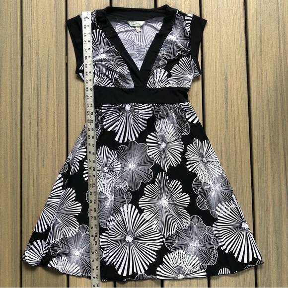 Speechless Made in USA Black & White V Neck Floral Dress with Tieback Size M - Picture 7 of 9